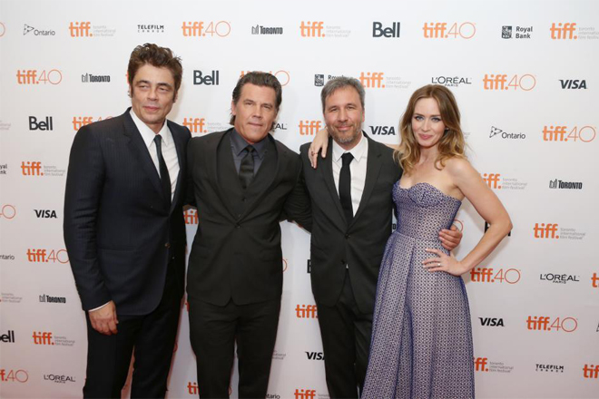 Denis Villeneuve gemeinsam mit Emily Blunt, Benicio del Toro und Josh Brolin auf dem roten Teppich