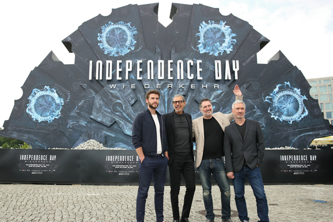 Roland Emmerich, Liam Hemsworth, Jeff Goldblum und Harald Kloser vor der Raumschiff-Kulisse