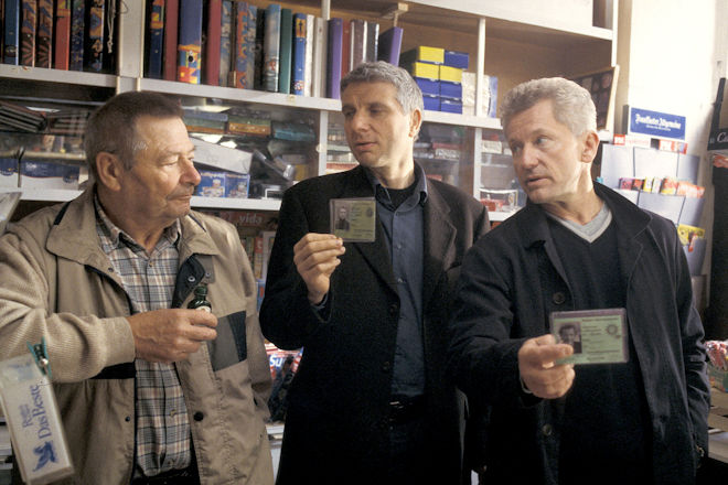 Einer der Stammtischbrüder wird ermordet, die Krminalhauptkommissare Ivo Batic (Miroslav Nemec, re.) und Franz Leitmayr (Udo Wachtveitl) stehen vor einem Rätsel. Zitherspieler Freiberger (Erich Hallhuber sen., li.) ist von ihrem Besuch im Kiosk seiner Bekannten überhaupt nicht begeistert.