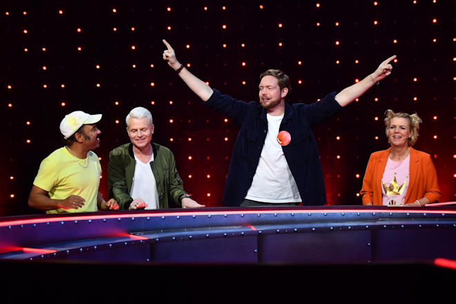 Heute treten bei "Murmel Mania" (v.l.n.r.) Simon Pearce, Guido Cantz und Bastian Bielendorfer an, moderiert wie gewohnt von Mirja Boes.