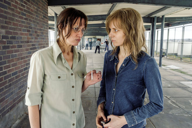 Doku-Drama "Stammheim - Zeit des Terrors": Ulrike Meinhof (Tatiana Nekrasov) im Gespräch mit Gudrun Ensslin (Lilith Stangenberg) beim Hofgang in der JVA Stammheim.