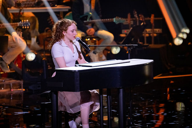 Greta Heimann aus Halle (Saale) ist das erste Talent der 2025er Staffel "The Voice of Germany" und sie bekommt Standing Ovations für ihre Interpretation von Philipp Poisels "Eiserner Steg".