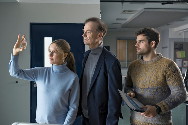 Die Kommissare Linett Wachow (Stefanie Stappenbeck, l.), Reddemann (Arnfried Lerche, M.) und Nils Makowski (Lucas Reiber, r.) begutachten das Fläschchen mit dem Wundermittel.