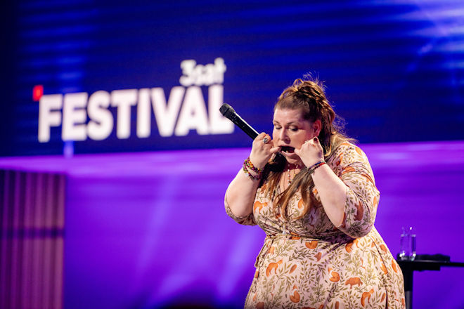 Von Tiefsinnig bis witzig - das ist Nicole Jäger. Diese Mischung verspricht einen grandiosen Start ibn den Abend auf dem "3satFestival 2025".