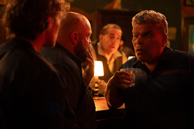 Ray (Kevin James) trifft sich mit Ignatius (Luis Guzman) in einer Bar
