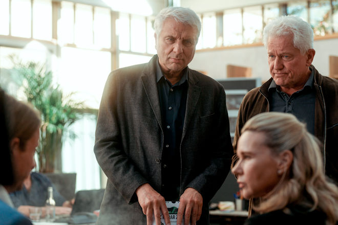 M&uuml;nchen-Tatort "K&ouml;niginnen": Franz Leitmayr (Udo Wachtveitl, hinten links) und Ivo Batic (Miroslav Nemec, hinten rechts) befragen Syvlie (Veronica Ferres) und Clemens Raupach (Max Rothbart).