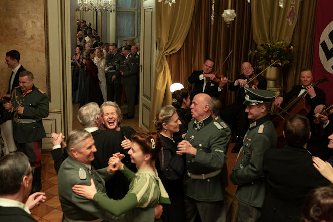 NS-Befehlshaber Meckerle (Devid Striesow) setzt Buback (Nicholas Ofzcarek) unter Druck: Der Gestapomann muss ihn als Abendbegleiter seiner heimlichen Geliebten, der Schauspielerin Marleen Baumann vertreten.