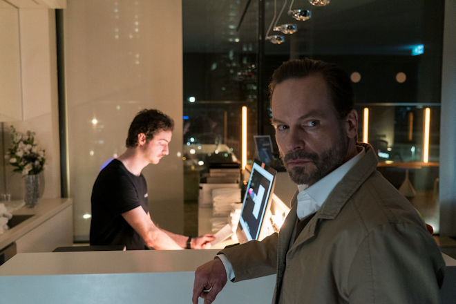Privatdetektiv Leo Oswald (Wanja Mues, r.) recherchiert undercover im Fitnessstudio.