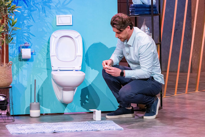 Giuseppe Leo präsentiert den Geruchsneutralisator und WC-Reiniger "AIR CUBE", eine Revolution fürs stille Örtchen. Er erhofft sich ein Investment von 200.000 Euro für 10 Prozent der Firmenanteile.
