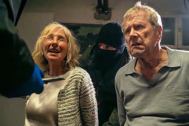 Böse Überraschung am Abend: Zwei Räuber überfallen ein Ehepaar im heimischen Wohnzimmer. Die Täter scheinen gut über den Tatort informiert zu sein - dieser und weitere Fälle heute bei "Aktenzeichen XY... ungelöst".