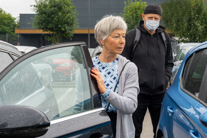 Nachgestellte Szene für "Aktenzeichen XY... Ungelöst": Eine Frau fühlt sich auf einem dem Parkplatz eines Supermarkts plötzlich beobachtet. Kurz darauf wird sie von einem unheimlichen Mann in ihrem eigenen Wagen entführt.