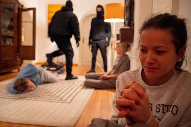 "Aktenzeichen XY... Ungelöst": Eine Teenagerin und drei Familienangehörige erleben zu Hause einen Albtraum: Sie werden Opfer eines Raubüberfalls. (Nachgestellte Szene)