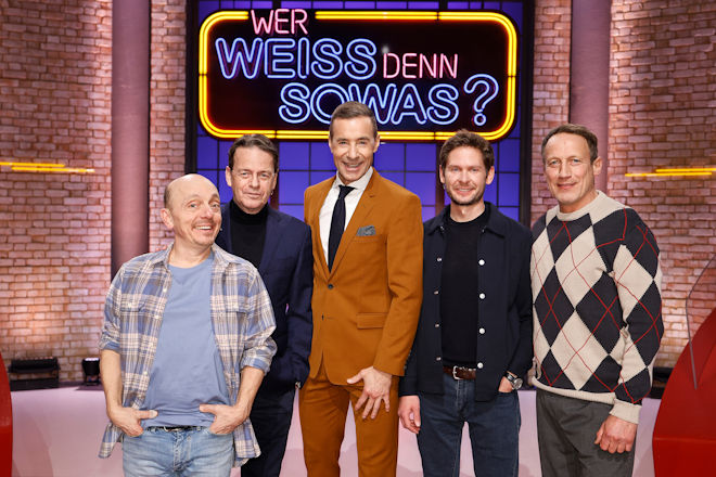 Moderator Kai Pflaume (M.) und seine Rateteam-Kapitäne Bernhard Hoëcker (l.) und Wotan Wilke Möhring (r.) begrüßen heute (26.03.2026) bei "Wer weiß denn sowas?" Rudi Cerne und Fabian Puchelt.