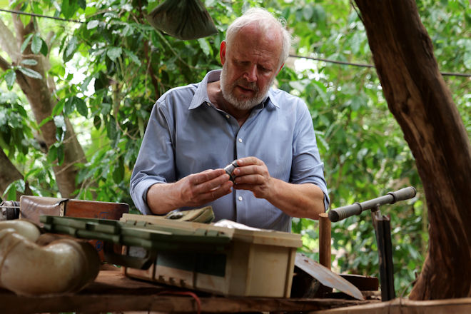 Klemens (Axel Milberg) hat auf dem Plantagengelände versteckte Proben gefunden, die sein Sohn dort deponiert hat. Und er ahnt, dass die heimliche Aktion mit dessen Verschwinden zusammenhängt.