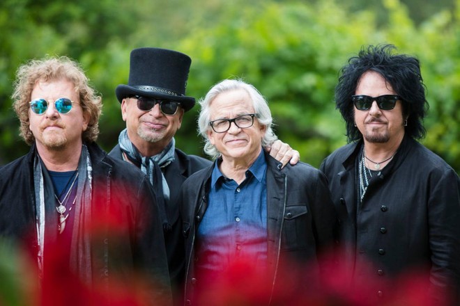 Am 09.02.2018 erscheint unter dem Titel "40 Trips Around The Sun" das neue Best-Of-Album von TOTO.