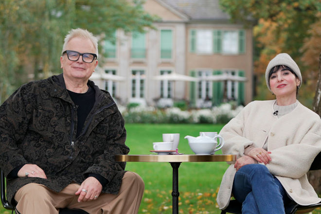 Musiker Herbert Gr&ouml;nemeyer und Autorin Mely Kiyak im Gespr&auml;ch an der Liebermann-Villa am Wannsee.