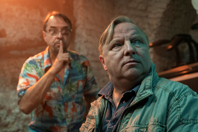 M&uuml;nster-Tatort "Propheteus": Prof. Karl-Friedrich Boerne (Jan Josef Liefers) und Kommissar Axel Thiel (Axel Prahl) h&ouml;ren aus Ihrem Versteck im Keller, wie sich Frau Mann und Herr Muster auf ihrer Suche immer weiter vorarbeiten.