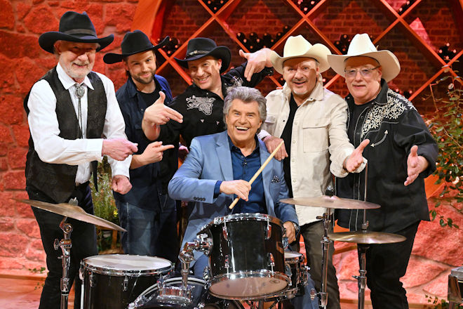 Beim vorweihnachtlichen Schlager-Spaß tritt Andy Borg gemeinsam mit Truck Stop auf.