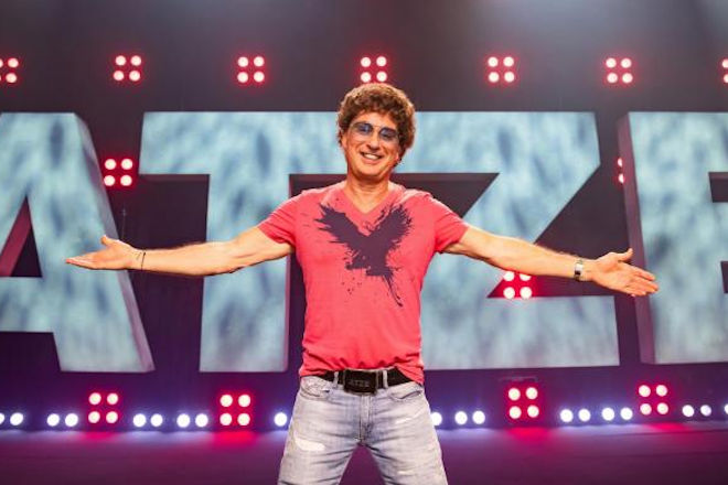 Zwischen Kult-Per&uuml;cke und nackter Wahrheit: Atze Schr&ouml;der jongliert in seinem Programm "Echte Gef&uuml;hle" virtuos mit der Grenze zwischen gewohntem Proll-Humor und &uuml;berraschendem Tiefgang.