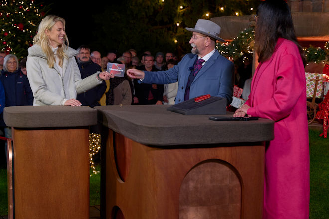 Weihnachts-XXL-Ausgabe "Bares für Rares": Horst Lichter (M.) überreicht Larissa Marolt (l.) die Händlerkarte nachdem Expertin Dr. Heide Rezepa-Zabel (r.) das kaiserliche Familienerbstück geschätzt hat.