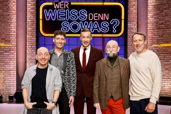 Moderator Kai Pflaume (M.) und seine Rateteam-Kapit&auml;ne Bernhard Ho&euml;cker (l.) und Wotan Wilke M&ouml;hring (r.) begr&uuml;&szlig;en heute (30.04.2026) bei "Wer wei&szlig; denn sowas?" den Kunst- und Antiquit&auml;tenh&auml;ndler Fabian Kahl (2.v.l.) und den Koch und Fernsehmoderator Horst Lichter (2.v.r.).
