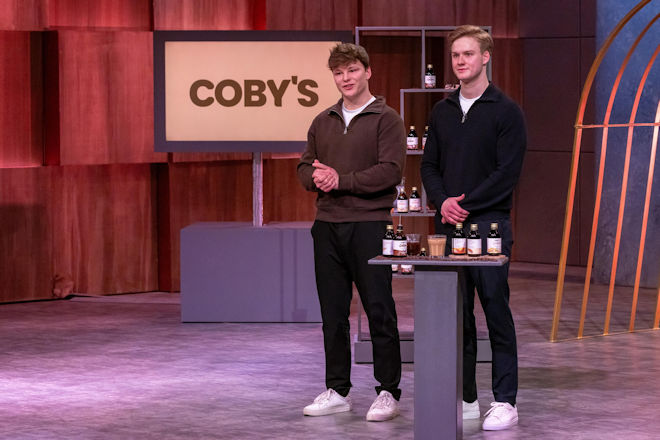 Battle gewonnen: Bruno Stein (l.) und Martin Emmrich präsentieren den Health-Boost Kaffee "Coby´s".