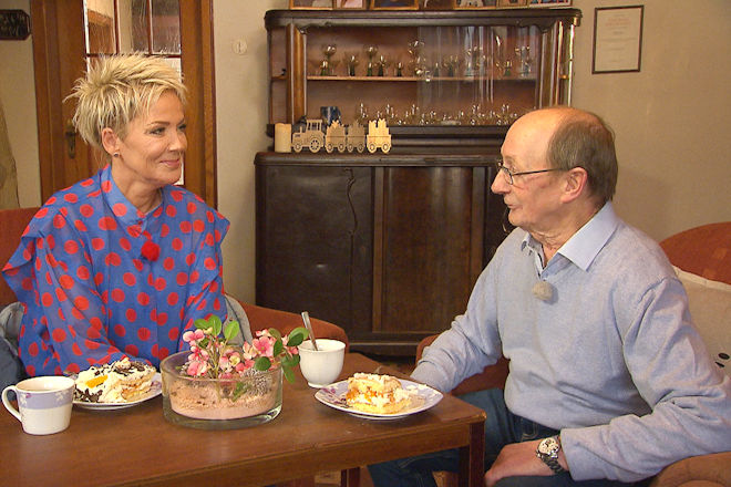 H&uuml;hnerwirt Walter (r.) berichtet Inka Bause (l.) im Osterspecial "Bauer sucht Frau - Was ist auf den H&ouml;fen los?" &uuml;ber das Ende seiner Beziehung zu Katharina.