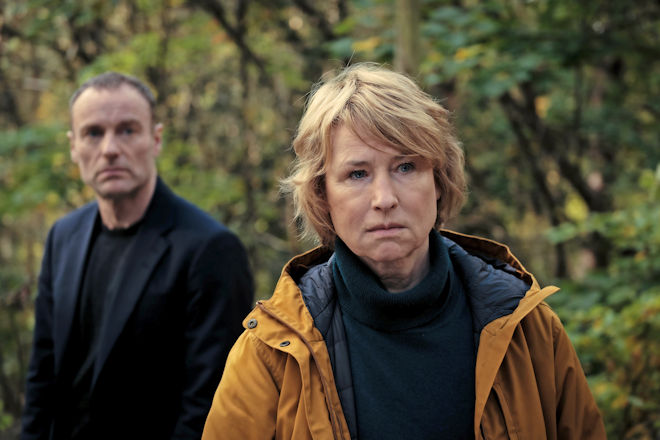 Berlin-Tatort "Gefahrengebiet": Ihr letzter gemeinsamer Fall f&uuml;hrt Susanne Bonard (Corinna Harfouch, re.) und Robert Karow (Mark Waschke, li.) in den Wald.