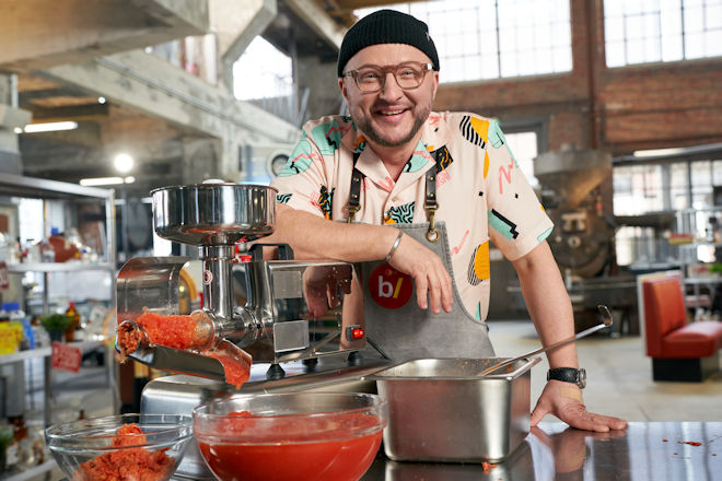 besseresser: Tricks der Lebensmittelindustrie weltweit: Sebastian Lege nimmt Heinz Tomatenketchup unter die Lupo und baut die beliebte Tomatensoße in seiner Werkstatt nach.