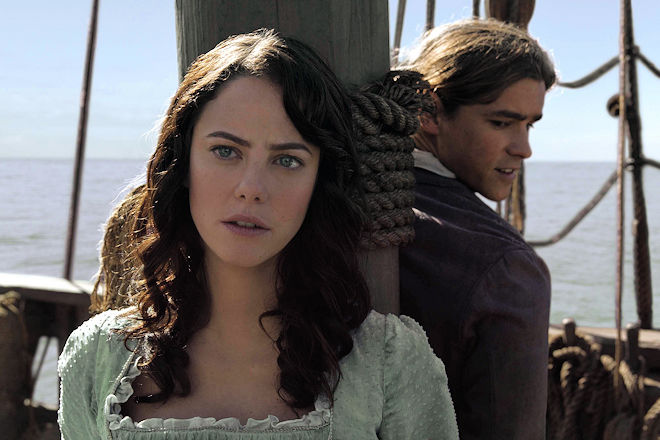 Szene mit Carina Smyth (Kaya Scodelario, l.) und Henry Turner (Brenton Thwaites, r.) aus "Pirates of the Caribbean: Salazars Rache".