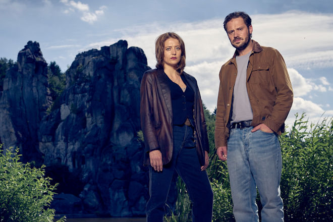 "Im Grunde Mord - Blutsbande": Paula Sch&auml;fer (Hanna Pla&szlig;) und Leon Sch&auml;fer (Jakob Benkhofer) ermitteln in einem Mordfall.