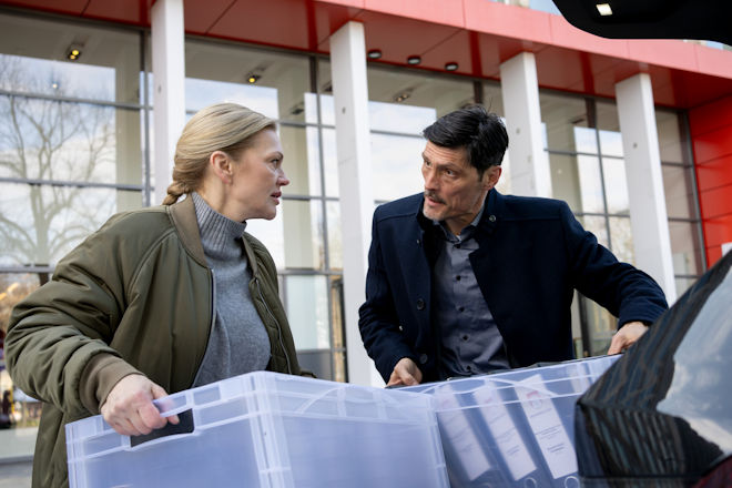 Samstagskrimi "Helen Dorn - Verdammte Familie": Helen Dorn (Anna Loos) und Dr. Nedjo Kristic (Stipe Erceg) beschlagnahmen Akten f&uuml;r die Ermittlungen.