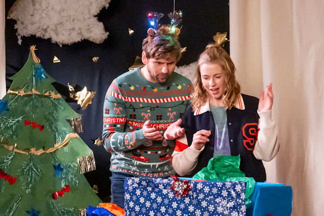 ZDF-Herzkino "Eine fast perfekte Bescherung": Bodo Hartmann (Steve Windolf) und Liz Schott (Christine Eixenberger) erleben ein Weihnachtsfest voller Überraschungen.