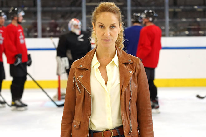 "Capo" Sonja Schwarz (Chiara Schoras) ermittelt im "Bozen-Krimi - Familienehre" in Bozens Eishockeywelt.