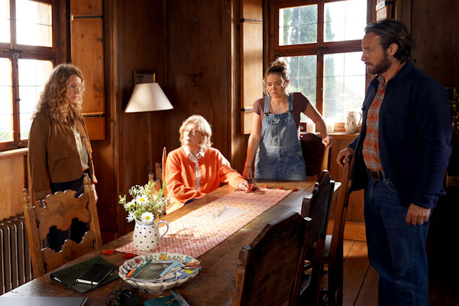 Bozen-Krimi "Rebenblut": Commissario Jonas (Gabriel Raab, re.) konfrontiert Sonja (Chiara Schoras, li.), Katharina (Lisa Kreuzer, 2. v. li.) und Laura (Charleen Deetz, 2. v. re.) mit belastenden DNA-Spuren.