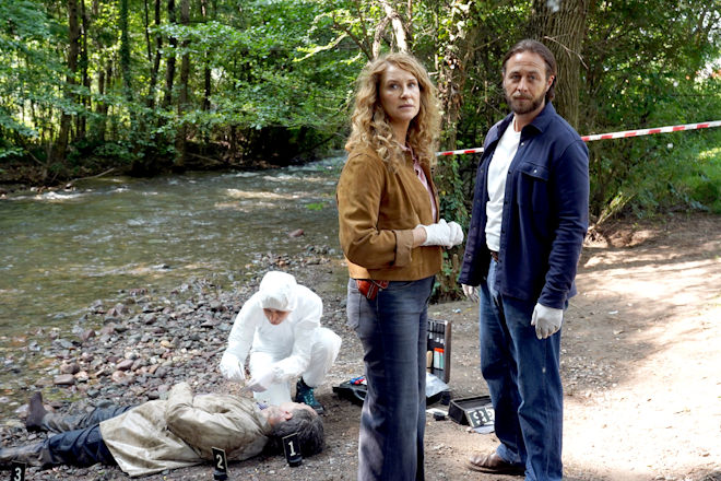 Bozen-Krimi "Teuflische Strafe": Capo Sonja Schwarz (Chiara Schoras) und ihr Kollege Jonas Kerschbaumer (Gabriel Raab, re.) am Tatort.