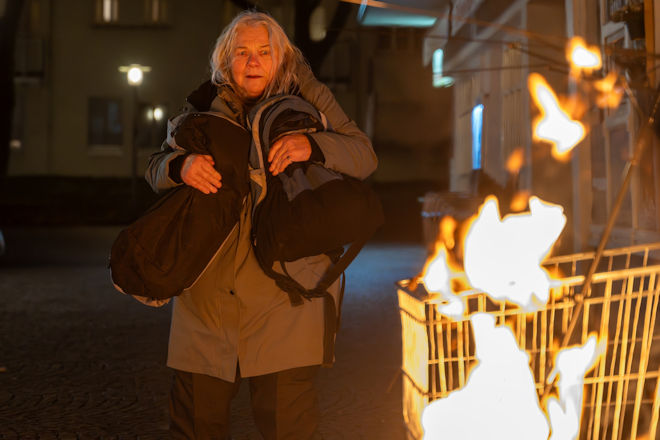 Eine Obdachlose wacht nachts auf - ihr Zelt brennt. Ein Fremder hat den Brand gelegt. Doch wer ist der Mann?