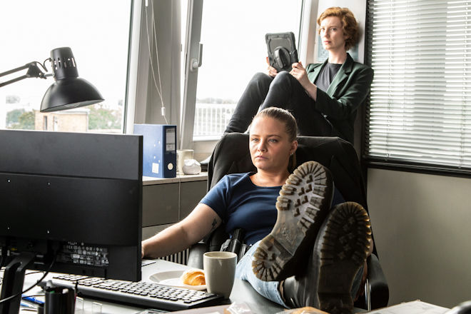 Die Bremer Ermittlerinnen Liv Moormann (Jasna Fritzi Bauer, vorne) und Linda Selb (Luise Wolfram, hinten) finden viele Ungereimtheiten - im Präsidium sortieren sie die Ermittlungsergebnisse.