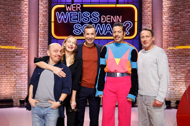 Moderator Kai Pflaume (M.) und seine Rateteam-Kapit&auml;ne Bernhard Ho&euml;cker (l.) und Wotan Wilke M&ouml;hring (r.) begr&uuml;&szlig;en heute (10.04.2026) bei "Wer wei&szlig; denn sowas?" die S&auml;ngerin, Schauspielerin und Musicaldarstellerin Ute Lemper (2.v.l.) sowie den TV-Juror, Choreograf und Model Jorge Gonz&aacute;lez (2.v.r.).