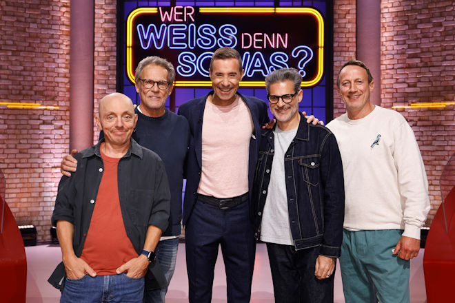 Moderator Kai Pflaume (M.) und seine Rateteam-Kapitäne Bernhard Hoëcker (l.) und Wotan Wilke Möhring (r.) begrüßen heute (10.12.2025) bei "Wer weiß denn sowas?" den Schauspieler, Komiker und Autor Christian Tramitz (2.v.l.) und den Schauspieler und Komiker Rick Kavanian (2.v.r.).
