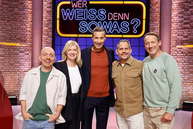 Moderator Kai Pflaume (M.) und seine Rateteam-Kapitäne Bernhard Hoëcker (l.) und Wotan Wilke Möhring (r.) begrüßen heute (04.11.2025) bei "Wer weiß denn sowas?" die Schauspielerin Caroline Peters (2.v.l.) und den Schauspieler und Regisseur Moritz Bleibtreu (2.v.r.).