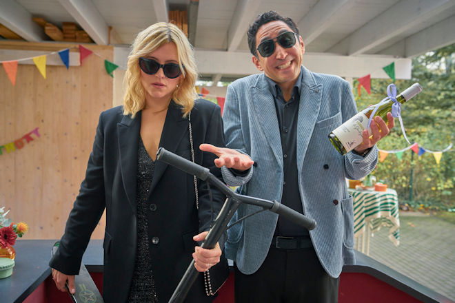 Nina (Laura Storz, l.) hat überhaupt keine Lust, auf die kinderreiche Geburtstagsparty ihrer Schwester zu gehen. Ihr Freund Sammy (Ekrem "Eko Fresh" Bora, r.) sieht das entspannter.