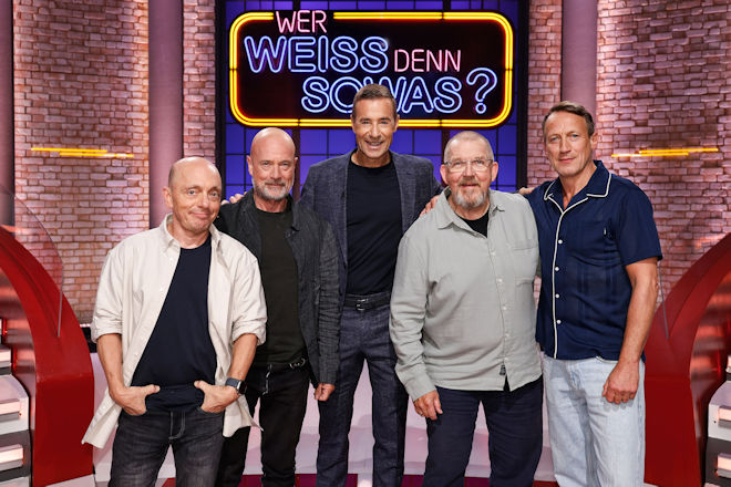 Moderator Kai Pflaume (M.) und seine Rateteam-Kapitäne Bernhard Hoëcker (l.) und Wotan Wilke Möhring (r.) begrüßen am Mittwoch bei "Wer weiß denn sowas?" den Schauspieler und Autor Christian Berkel (2.v.l.) und den Schauspieler Dietmar Bär (2.v.r.).