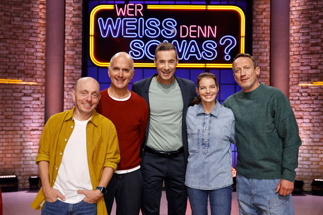 Moderator Kai Pflaume (M.) und seine Rateteam-Kapit&auml;ne Bernhard Ho&euml;cker (l.) und Wotan Wilke M&ouml;hring (r.) begr&uuml;&szlig;en heute (02.01.2026) bei "Wer wei&szlig; denn sowas?" den Schauspieler und Komiker Christoph Maria Herbst (2.v.l.) und die S&auml;ngerin und Schauspielerin Yvonne Catterfeld (2.v.r.).