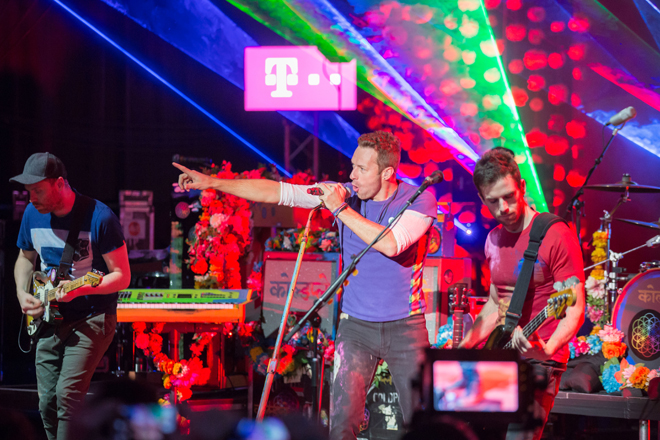 Heizten das Offenbacher Capitol mit „A Head Full Of Dreams“ ein: Coldplay mit Sänger Chris Martin