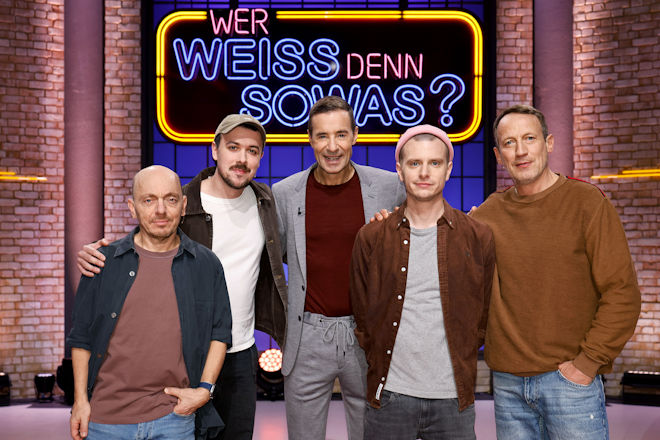 Moderator Kai Pflaume (M.) und seine Rateteam-Kapit&auml;ne Bernhard Ho&euml;cker (l.) und Wotan Wilke M&ouml;hring (r.) begr&uuml;&szlig;en heute (03.02.2026) bei "Wer wei&szlig; denn sowas?" den Schauspieler und Stand-Up Comedian Fred Costea (2.v.l.) und den Stand-up-Comedian Moritz Neumeier (2.v.r.).