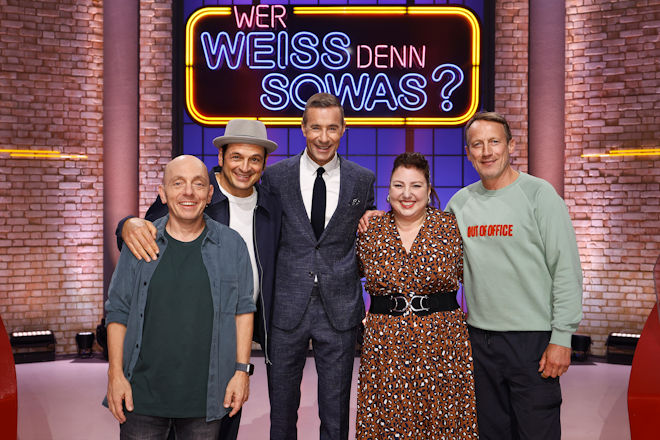 Moderator Kai Pflaume (M.) und seine Rateteam-Kapitäne Bernhard Hoëcker (l.) und Wotan Wilke Möhring (r.) begrüßen heute (31.10.2025) bei "Wer weiß denn sowas?" den Komiker, Fernsehmoderator, Schauspieler und Livestreamer Kaya Yanar (2.v.l.) und die Moderatorin, Comedienne, Autorin und Schauspielerin Meltem Kaptan (2.v.r.).