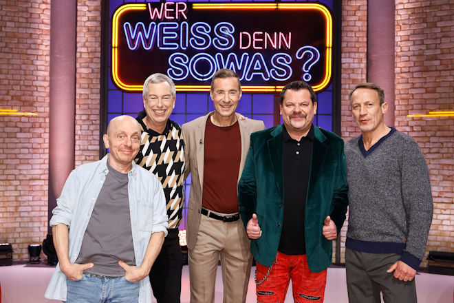 Moderator Kai Pflaume (M.) und seine Rateteam-Kapit&auml;ne Bernhard Ho&euml;cker (l.) und Wotan Wilke M&ouml;hring (r.) begr&uuml;&szlig;en heute (13.05.2026) bei "Wer wei&szlig; denn sowas?" den Fernsehmoderator, Komiker, Drehbuchautor, Regisseur und Gr&uuml;nder des "Quatsch Comedy Club" Thomas Hermanns (2.v.l.) sowie den Komiker und Kabarettist Ingo Appelt (2.v.r.).