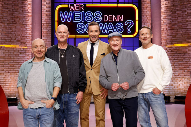 Moderator Kai Pflaume (M.) und seine Rateteam-Kapit&auml;ne Bernhard Ho&euml;cker (l.) und Wotan Wilke M&ouml;hring (r.) begr&uuml;&szlig;en heute (10.03.2026) bei "Wer wei&szlig; denn sowas?" den Kabarettist und Musiker R&uuml;diger Hoffmann (2.v.l.) sowie den Radiomoderator und Komiker Bodo Bach (Robert Treutel, 2.v.r.).