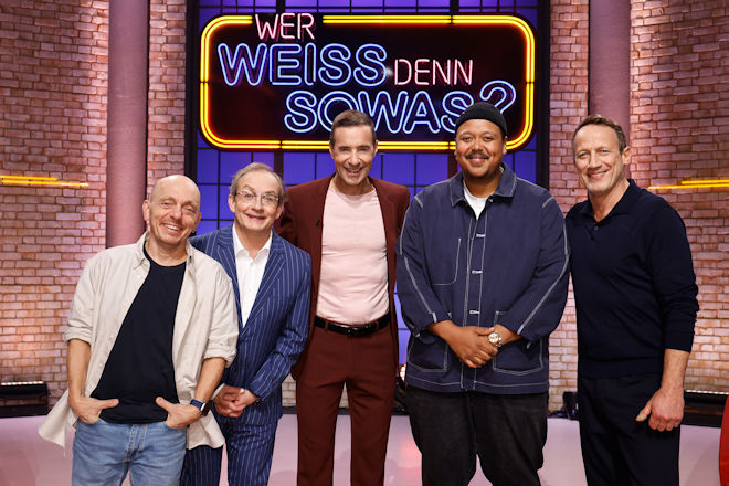 Moderator Kai Pflaume (M.) und seine Rateteam-Kapit&auml;ne Bernhard Ho&euml;cker (l.) und Wotan Wilke M&ouml;hring (r.) begr&uuml;&szlig;en heute (14.01.2026) bei "Wer wei&szlig; denn sowas?" den Komiker, Musiker und Fernsehmoderator Wigald Boning (2.v.l.) und den Comedian Assane Badiane (2.v.r.).